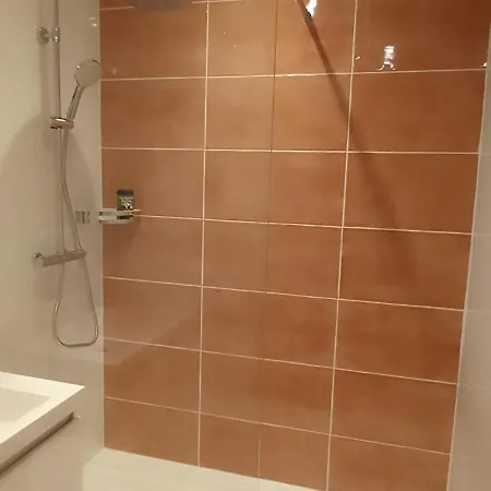 Entre Troyes Murs, 4 Avec Parking, Troyes